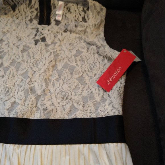 BNWT - XHILARATION - BEAUTIFUL WHITE LACE/PLEATED SHIRT WITH BLACK ACCENT - SZ M - Picture 5 of 8